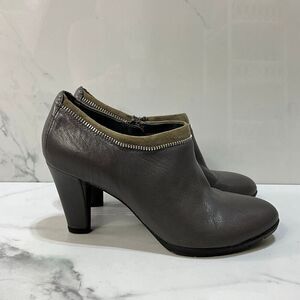 ANNE KLEIN Gray Leather Heels
